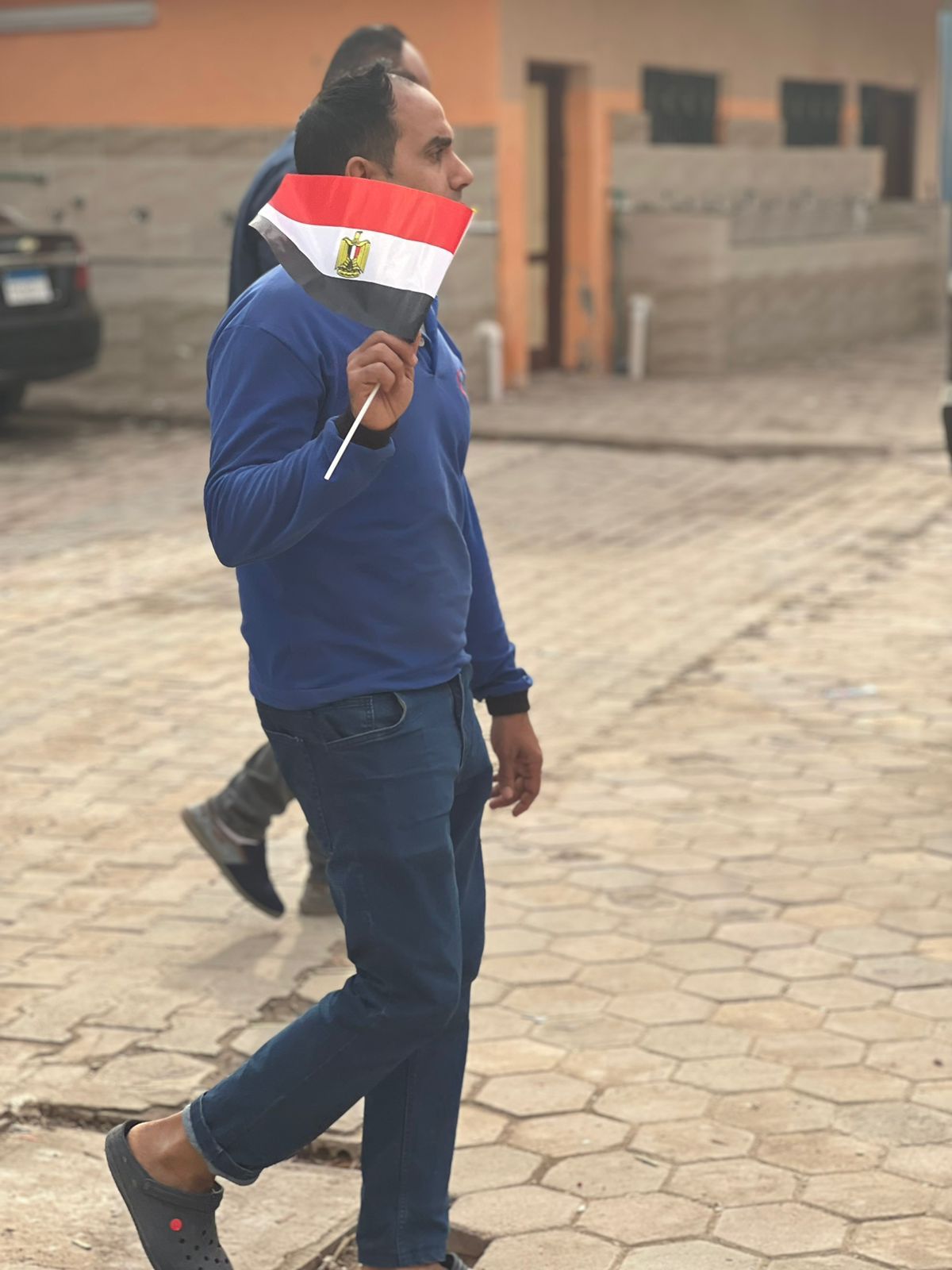 رجل يحمل علم مصر رجل يحمل علم مصر