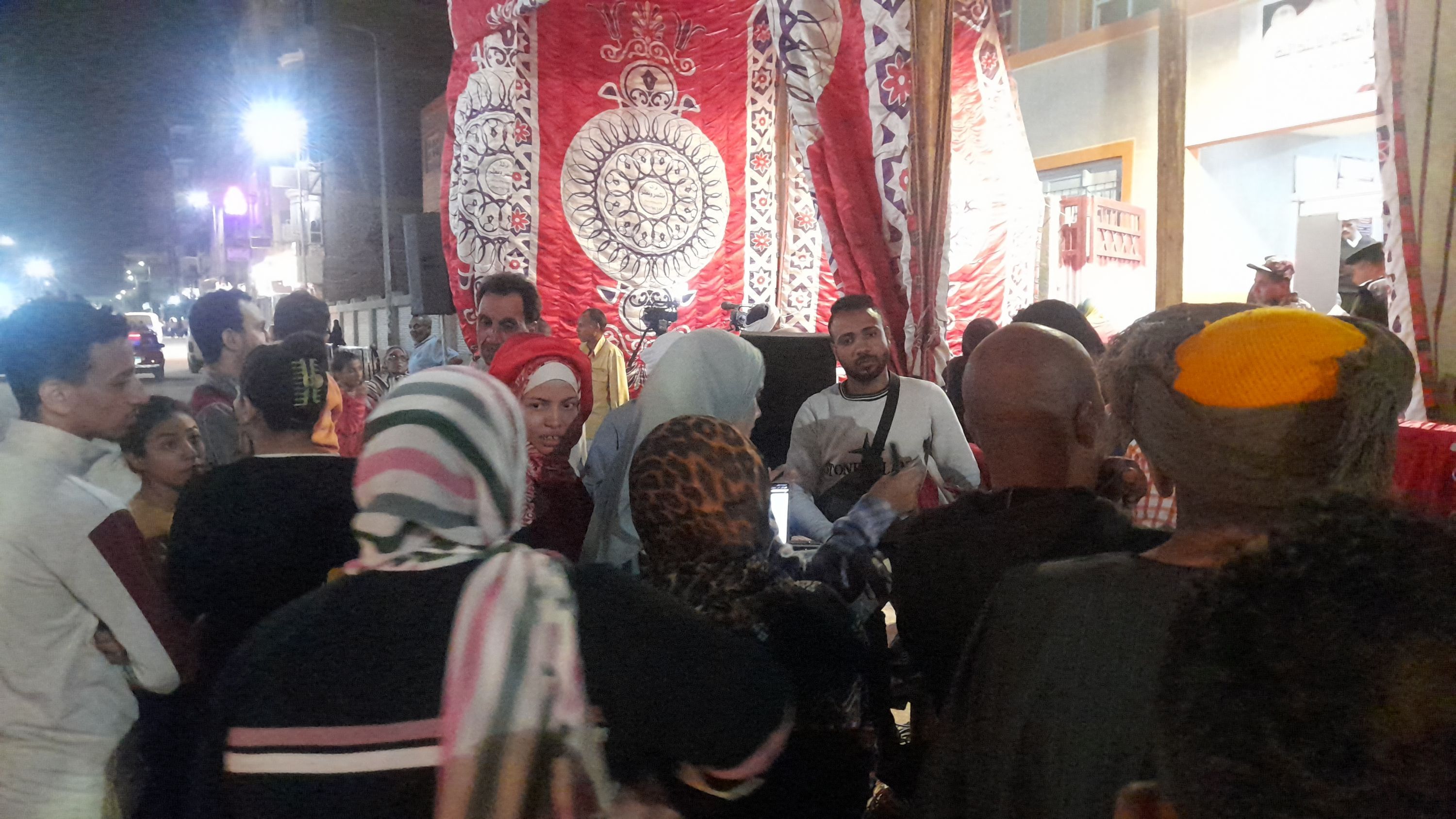 الناخبون يواصلون الإدلاء بأصواتهم (4) الناخبون يواصلون الإدلاء بأصواتهم (4)