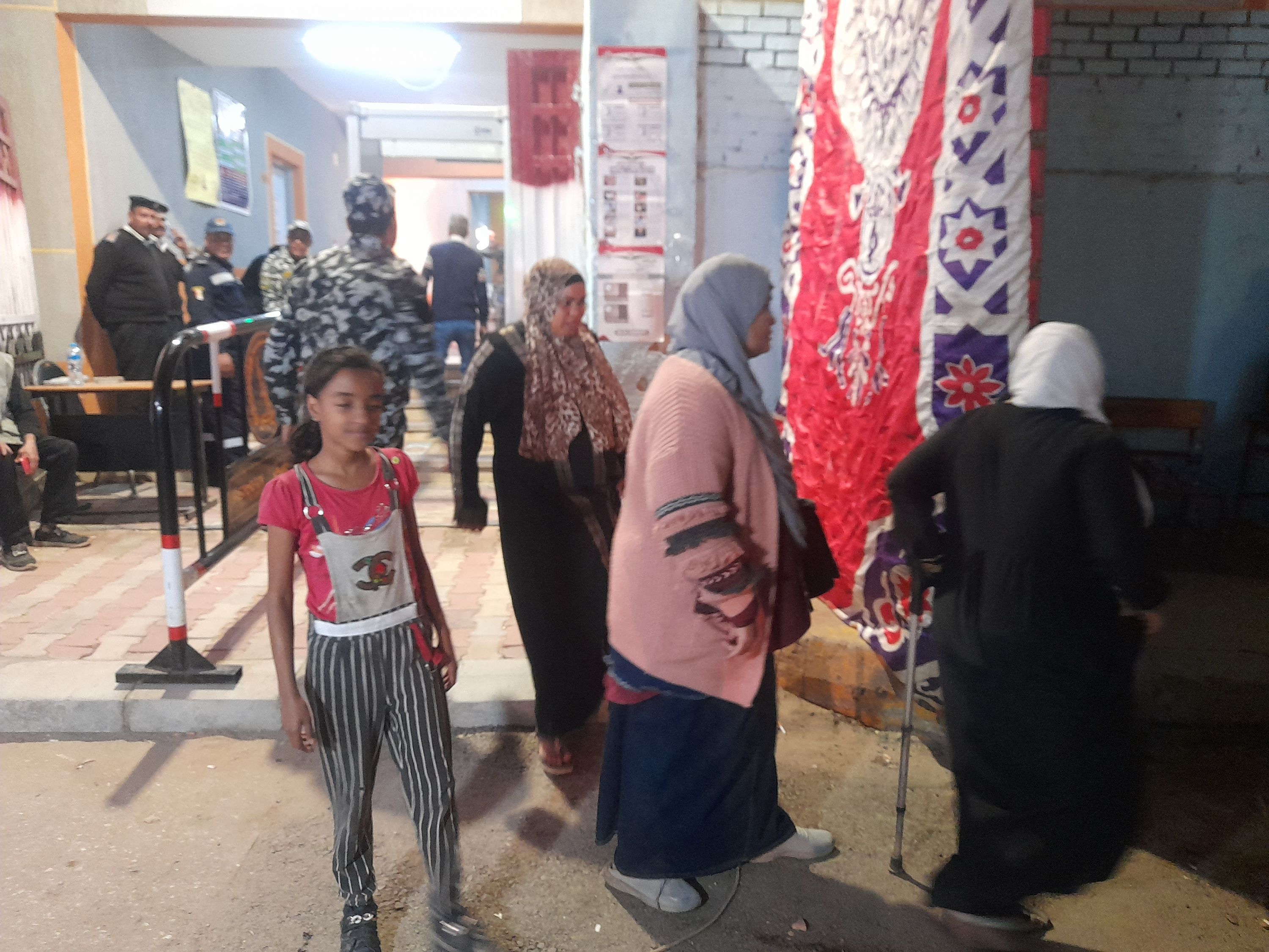 الناخبون يواصلون الإدلاء بأصواتهم (1) الناخبون يواصلون الإدلاء بأصواتهم (1)