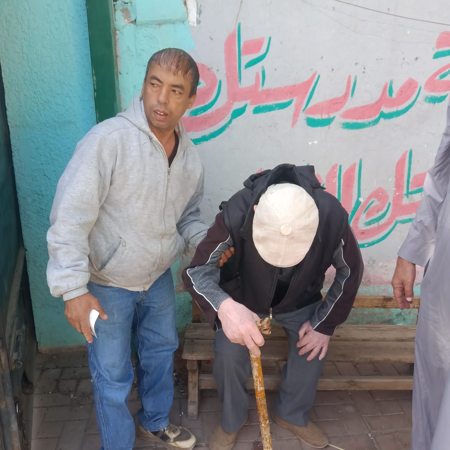 متطوعون يساعدون كبار السن ... متطوعون يساعدون كبار السن ...