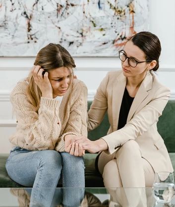 شقيقة تنصت لشقيقتها شقيقة تنصت لشقيقتها