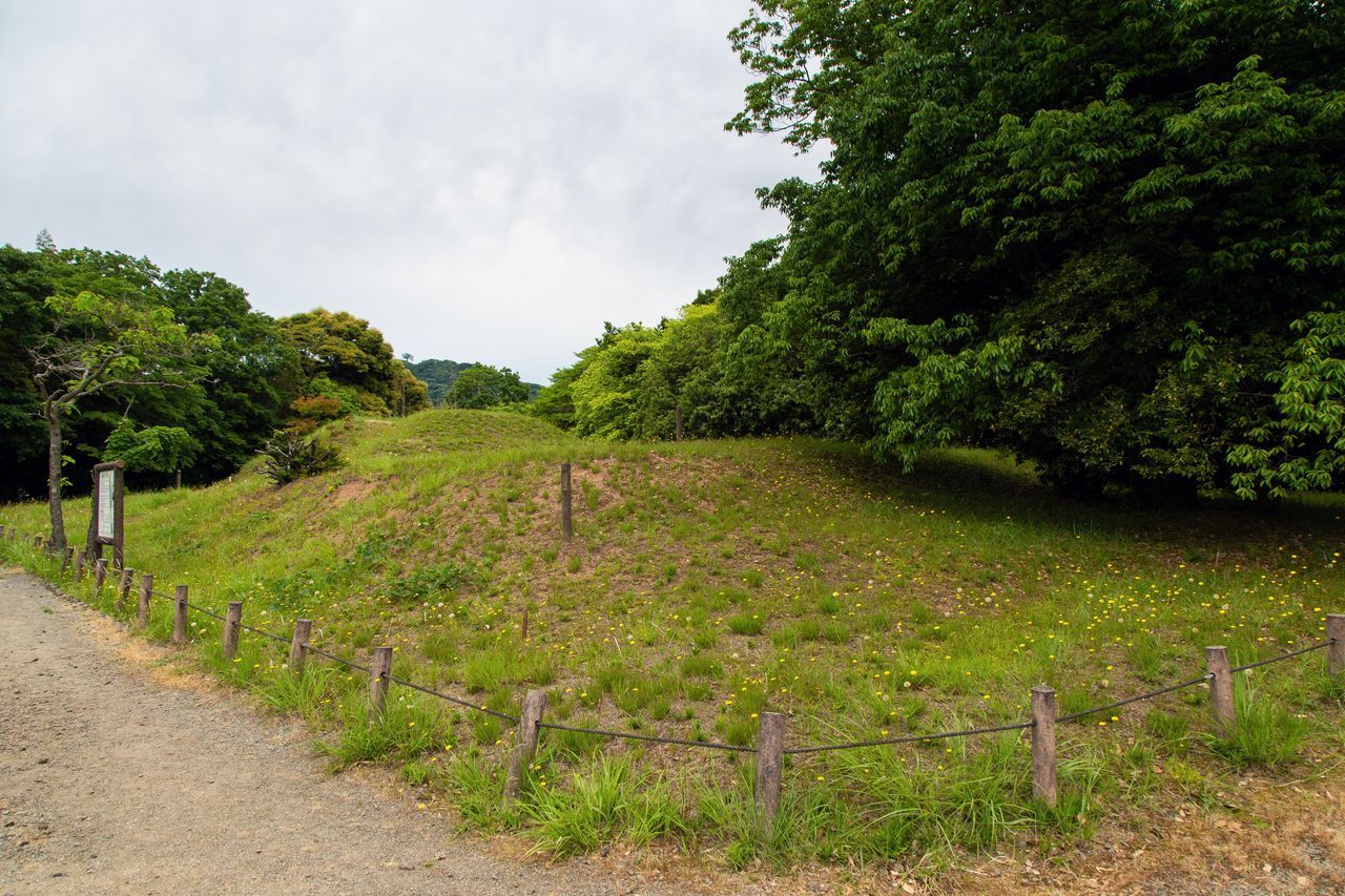 تلة دفن في ياكوموتاتسو فودوكي نو أوكا. وقد استخرجت الكثير من الآثار في المنطقة.