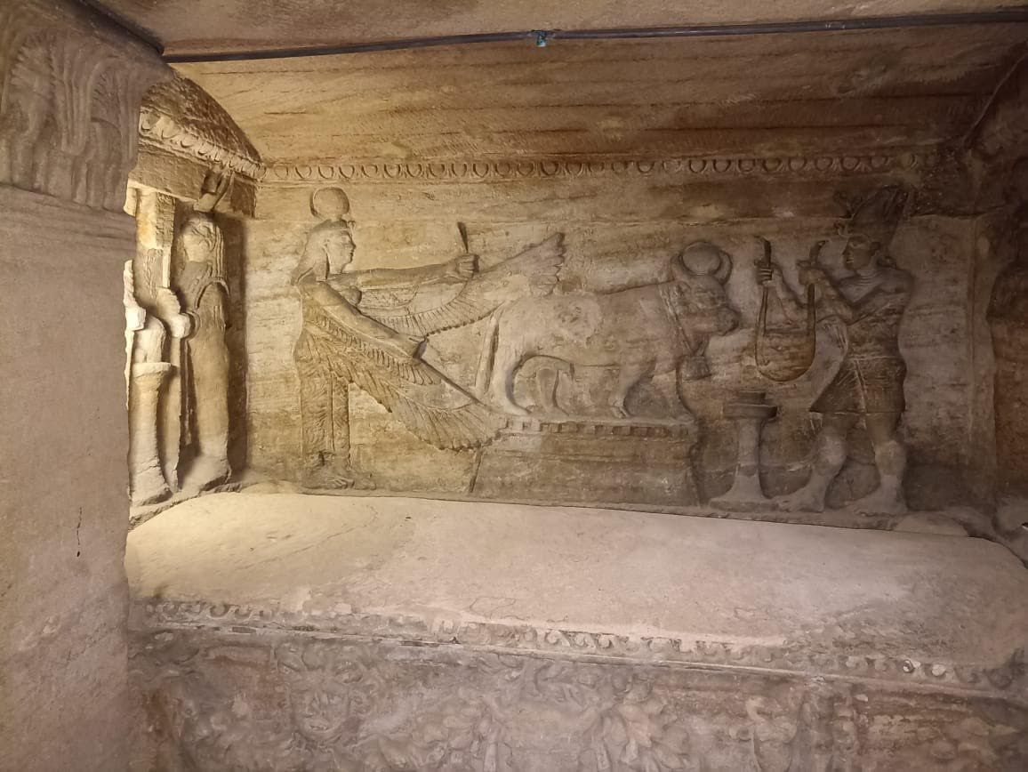 السياح يزورونها لمشاهدة تميز العهد الرومانى والرسومات ومقابر الملوك السياح يزورونها لمشاهدة تميز العهد الرومانى والرسومات ومقابر الملوك