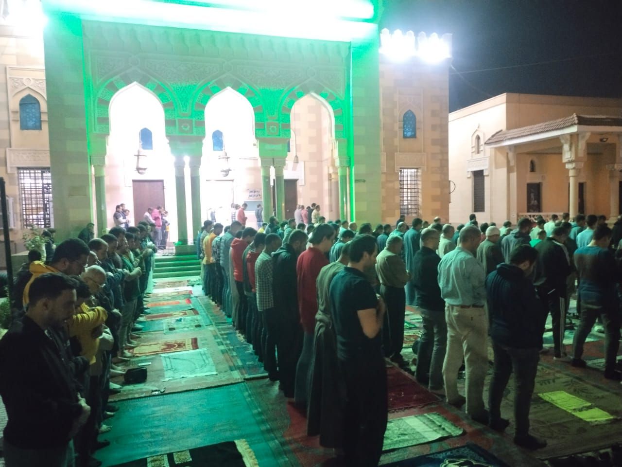 أعداد المصلين الكبيرة أعداد المصلين الكبيرة