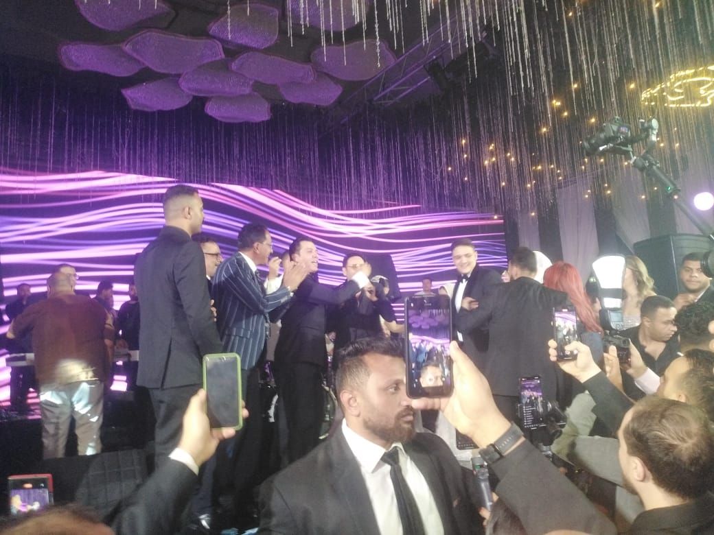مصطفى قمر يشعل حفل زفاف ابنة مصطفى كامل (1) مصطفى قمر يشعل حفل زفاف ابنة مصطفى كامل (1)