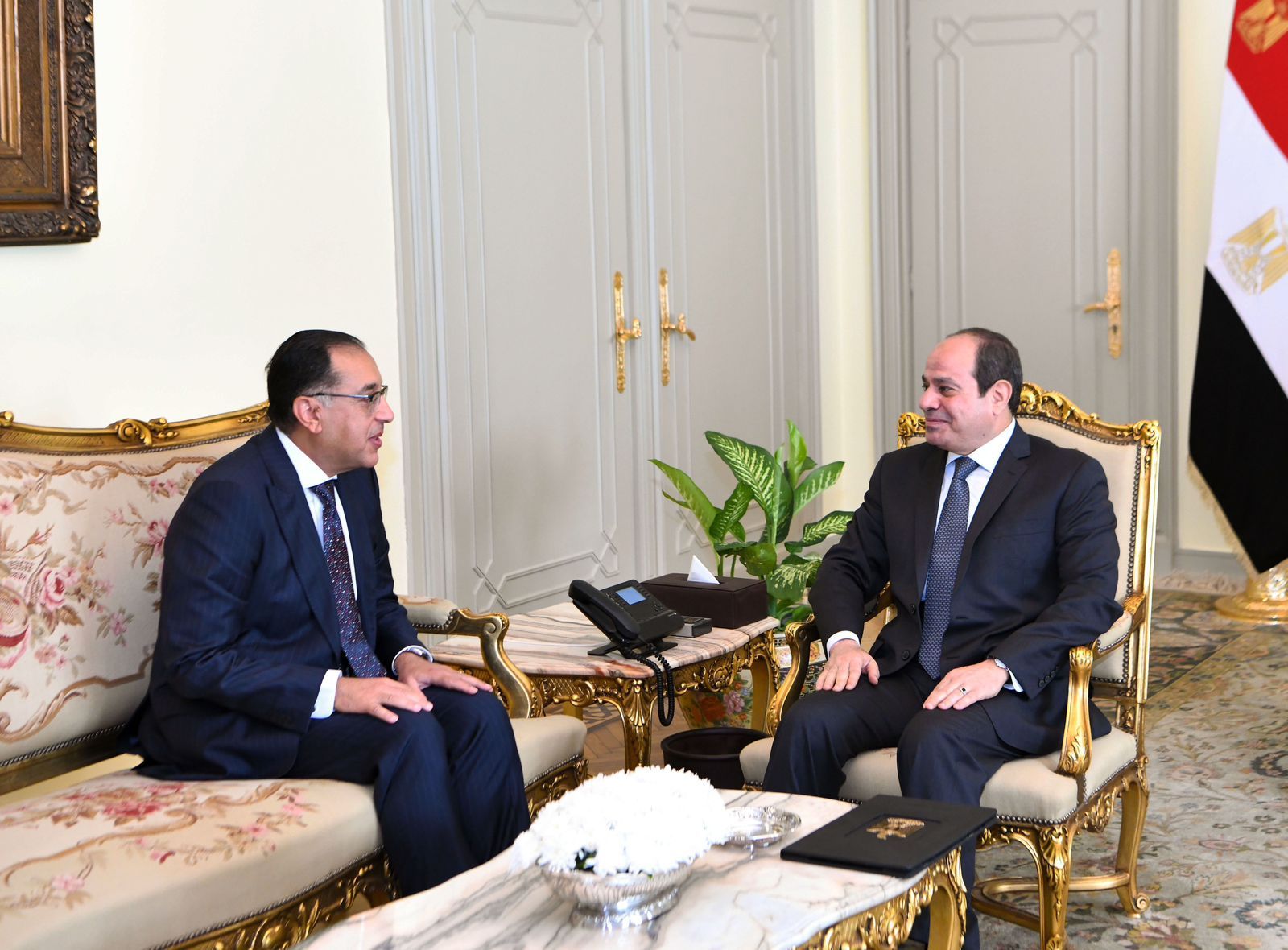 الرئيس السيسى يكلف مصطفى مدبولى بتشكيل حكومة جديدة (1) الرئيس السيسى يكلف مصطفى مدبولى بتشكيل حكومة جديدة (1)