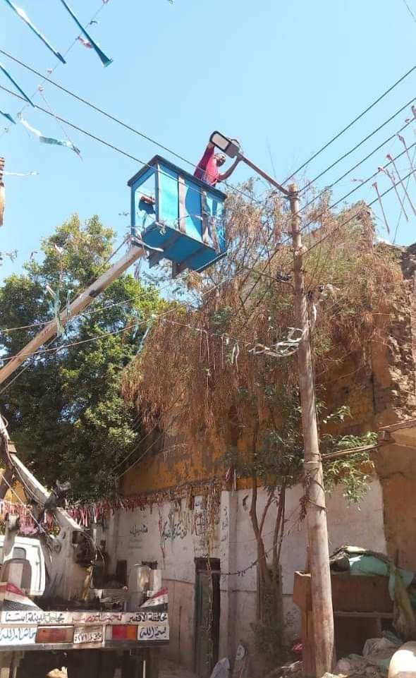 العمل فى تجديد أعمدة الإنارة بمدينة إسنا العمل فى تجديد أعمدة الإنارة بمدينة إسنا