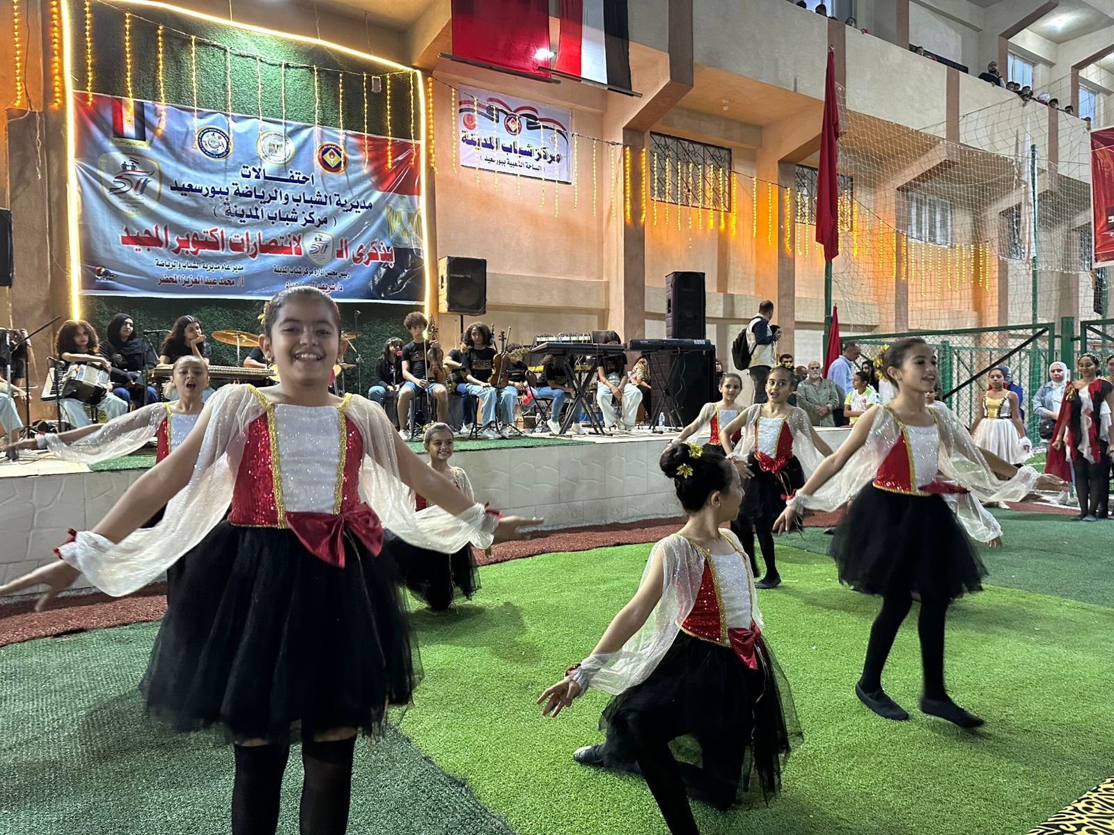 جانب من العروض الاستعراضية جانب من العروض الاستعراضية