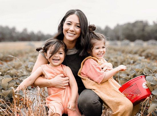 امرأة مع أطفالها امرأة مع أطفالها