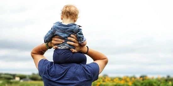 رجل يحمل طفله رجل يحمل طفله