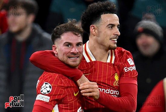 احتفال أليكسيس ماك أليستر مع زميله كورتيس جونز احتفال أليكسيس ماك أليستر مع زميله كورتيس جونز