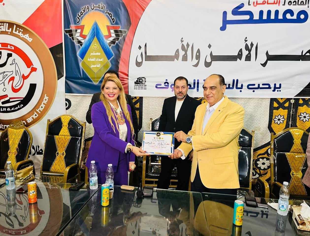 جانب من التكريم جانب من التكريم