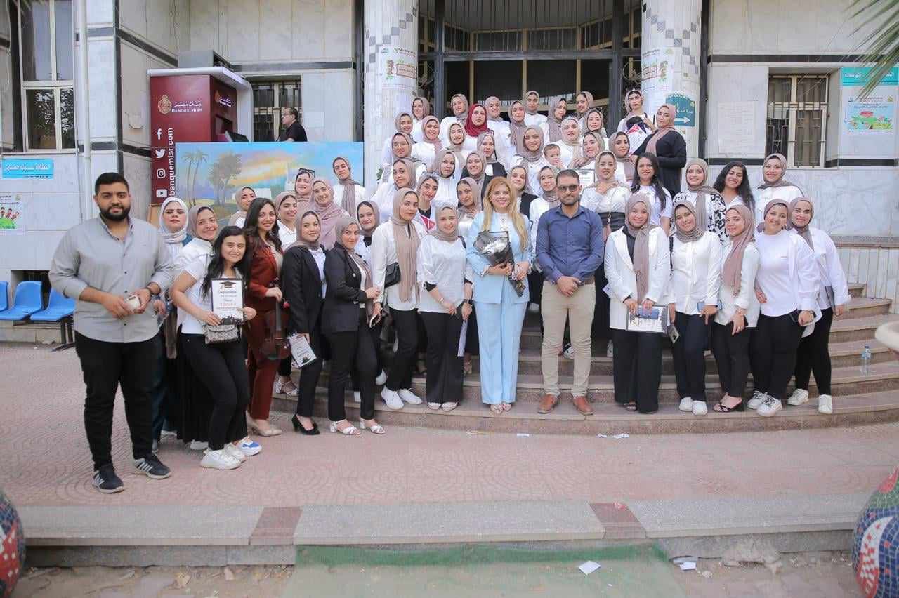 طلاب قسم التربية الموسيقية مع رئيس القسم طلاب قسم التربية الموسيقية مع رئيس القسم