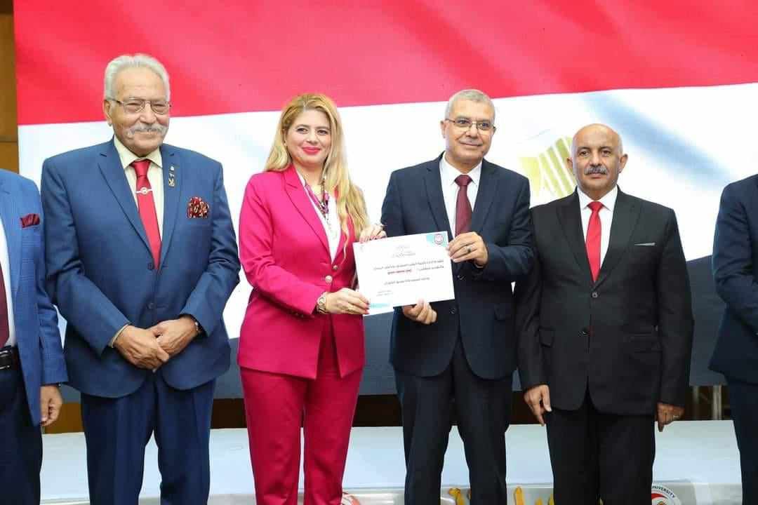 رئيس الجامعة يكرم رئيس القسم رئيس الجامعة يكرم رئيس القسم