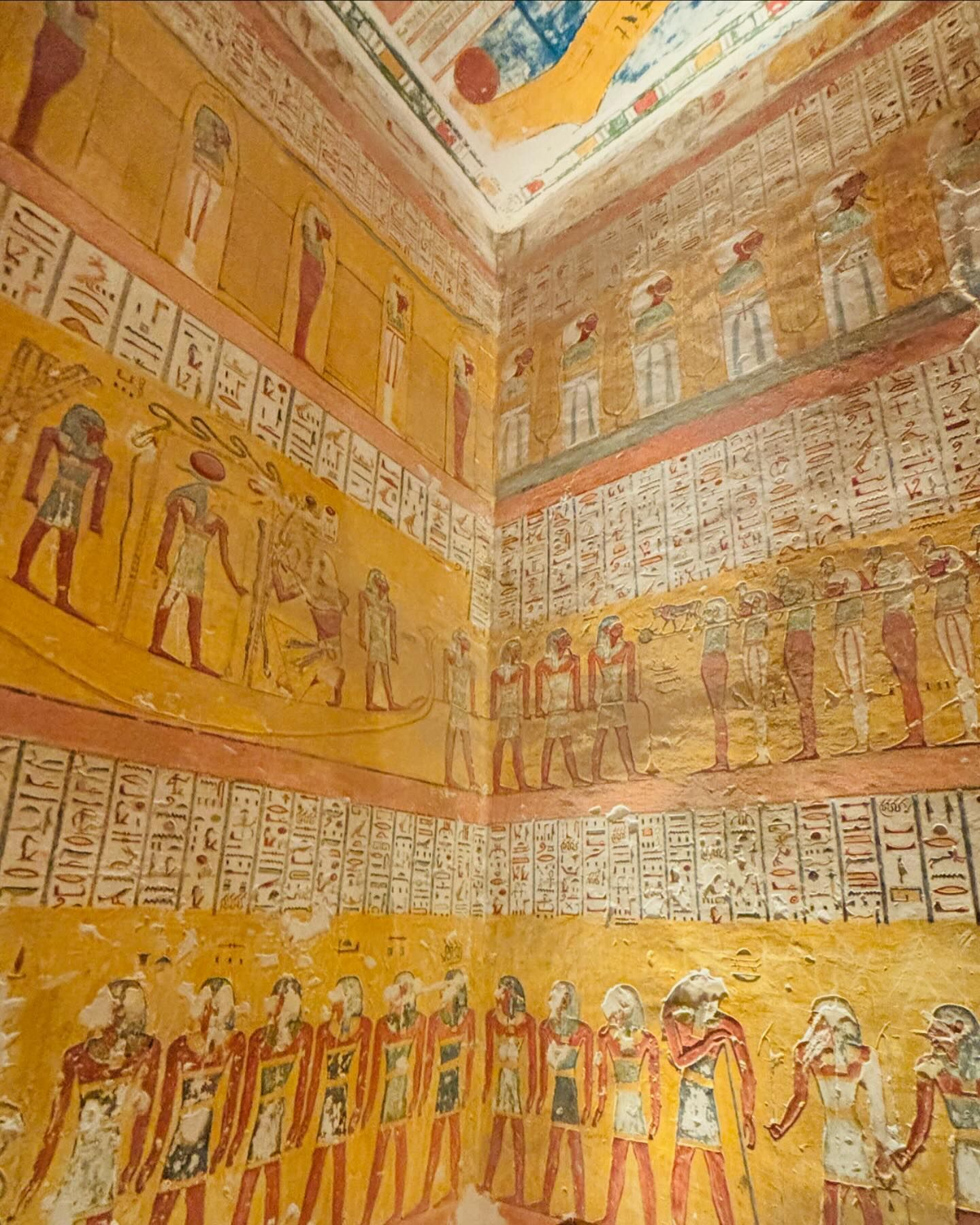 النقوش منذ آلاف السنين فى مقابر وادى الملوك والملكات النقوش منذ آلاف السنين فى مقابر وادى الملوك والملكات