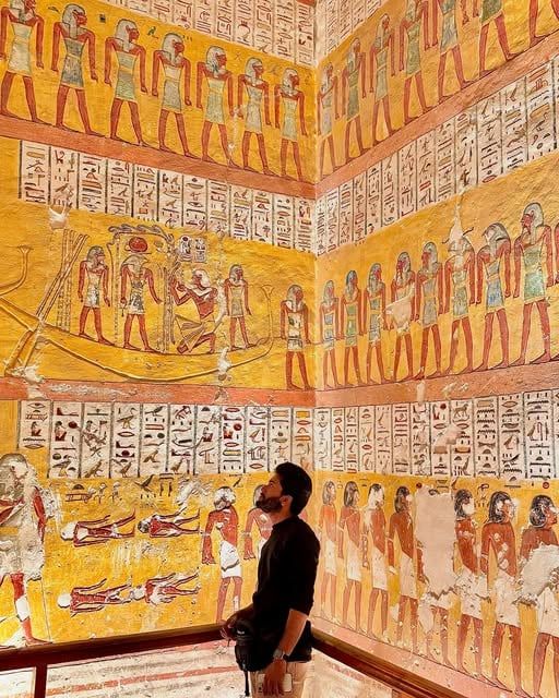 سائح ينبهر بعظمة مقابر ملوك وملكات الأقصر سائح ينبهر بعظمة مقابر ملوك وملكات الأقصر
