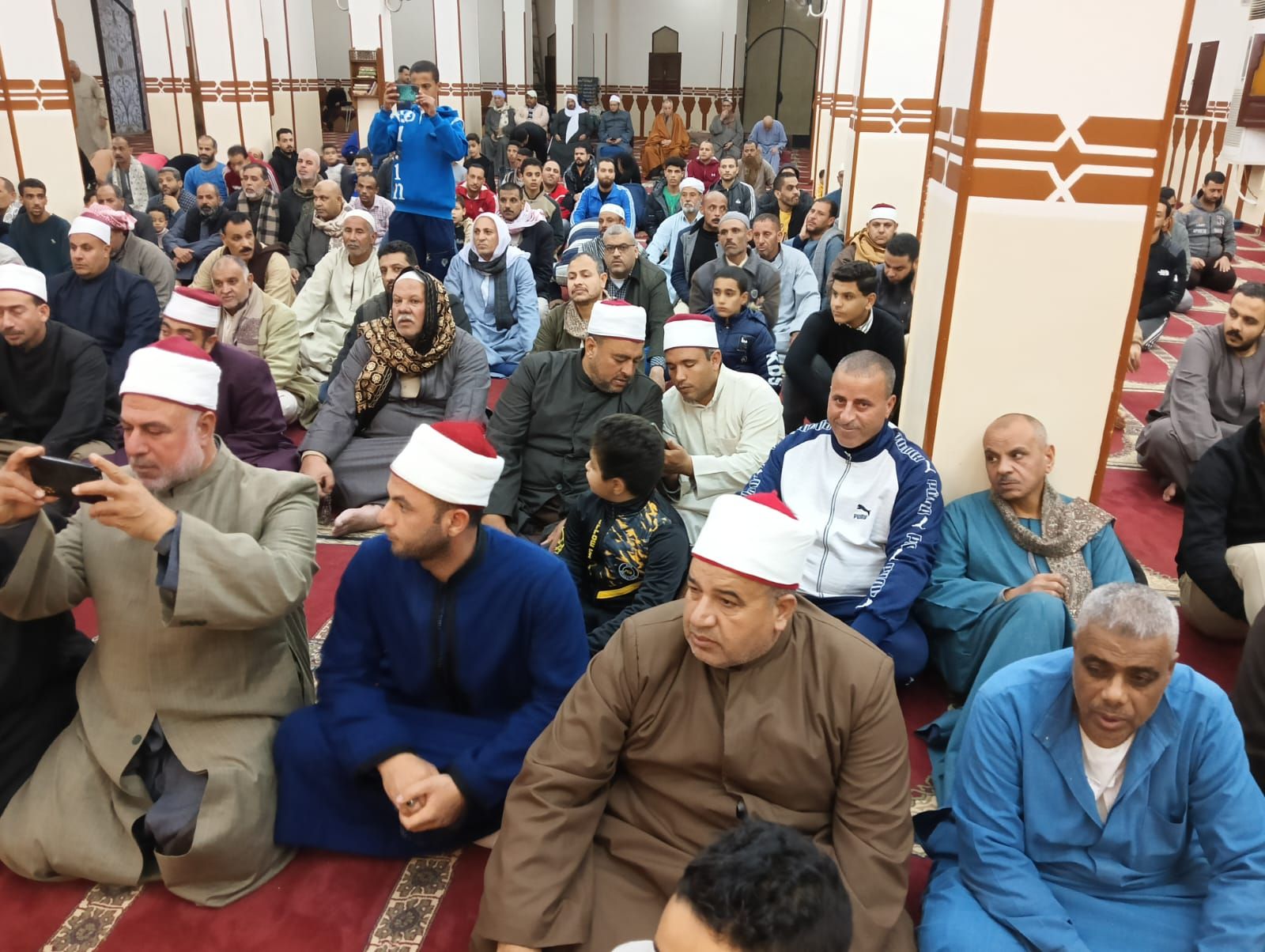 رواد المسجد الكبير بالقنطرة غرب فى الأمسية رواد المسجد الكبير بالقنطرة غرب فى الأمسية