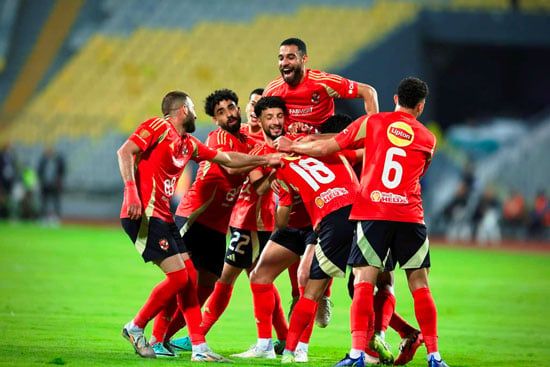 احتفال وفرحة من لاعبى الأهلى بالهدف الأول احتفال وفرحة من لاعبى الأهلى بالهدف الأول