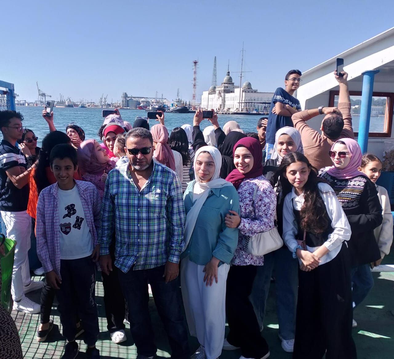 إقامة الرحلات المتعددة للشباب والفتيات إقامة الرحلات المتعددة للشباب والفتيات