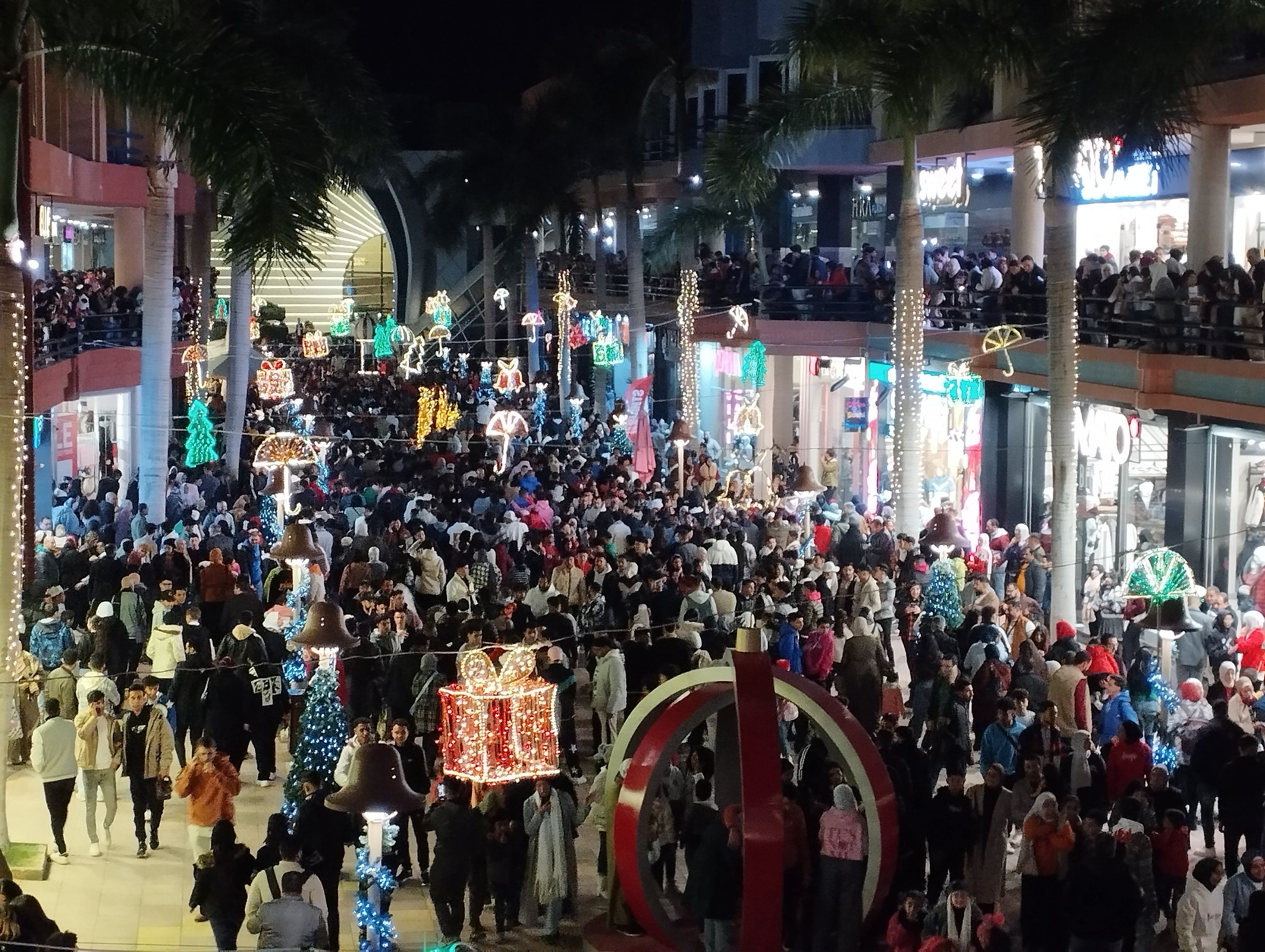 الالاف من المواطنين خلال الاحتفال بالعام الجديد في الإسكندرية الالاف من المواطنين خلال الاحتفال بالعام الجديد في الإسكندرية