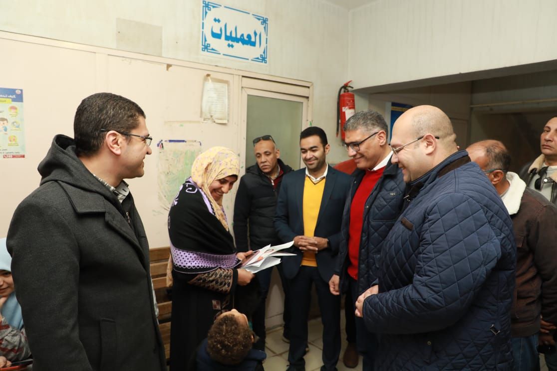 محافظ الجيزة يلتقي عددًا من المواطنين خلال زيارته للمستشفى محافظ الجيزة يلتقي عددًا من المواطنين خلال زيارته للمستشفى