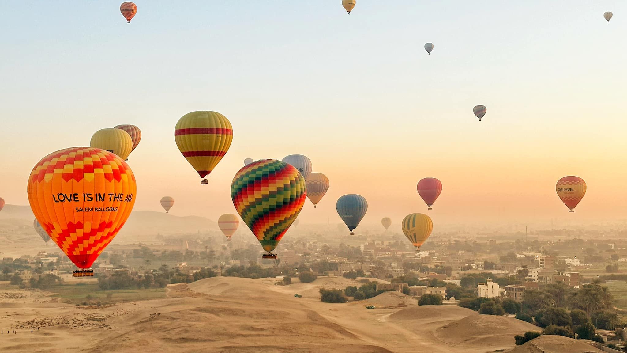 البالونات الطائرة تغرد فى سماء غرب الأقصر البالونات الطائرة تغرد فى سماء غرب الأقصر