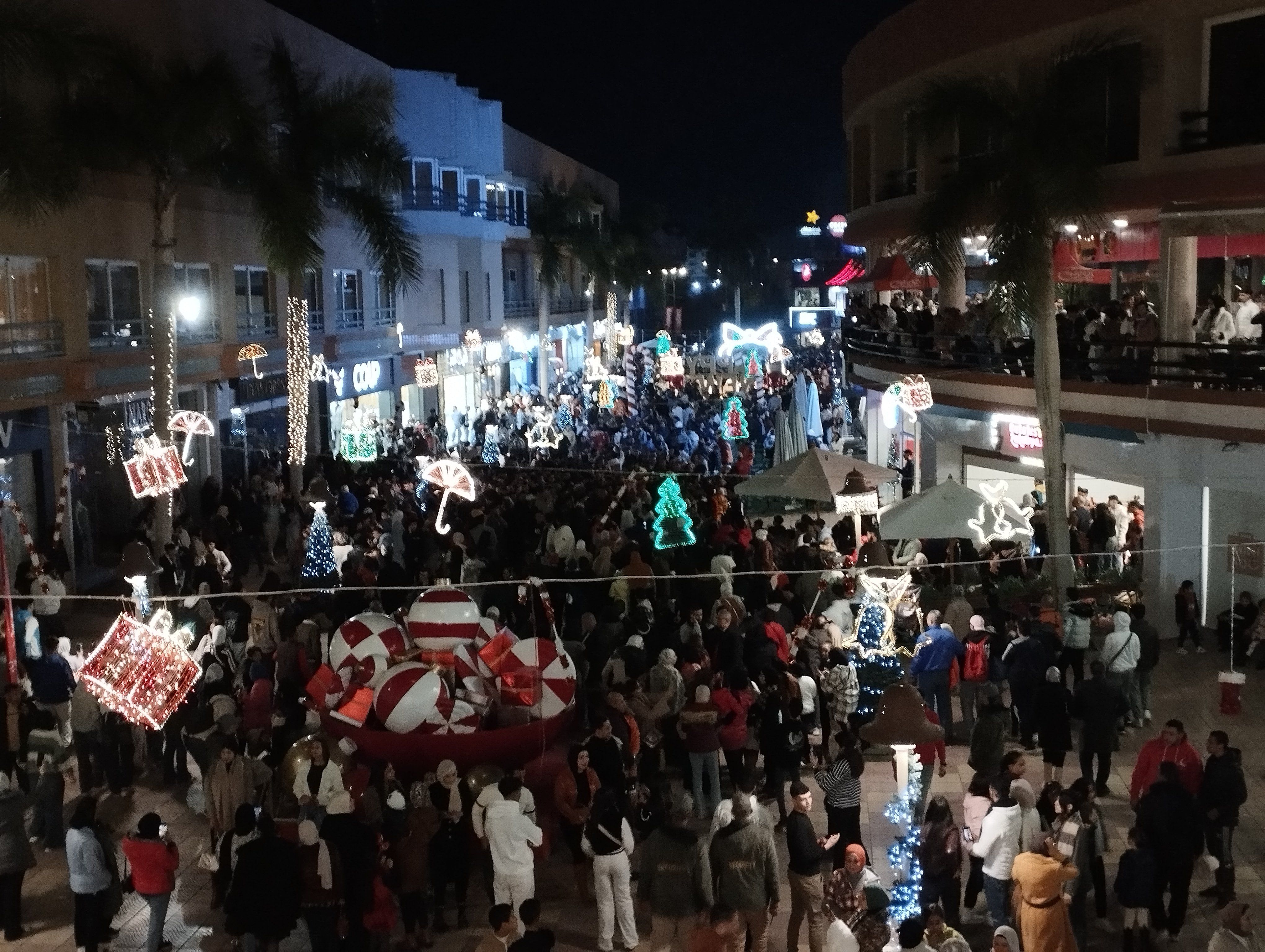 الآلاف يحتفلون بالعام الجديد في الإسكندرية الآلاف يحتفلون بالعام الجديد في الإسكندرية