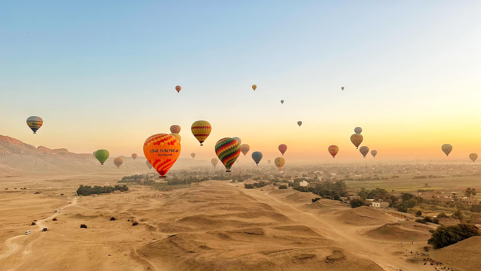 جانب من تغريد رحلات البالون الطائر بسماء الأقصر جانب من تغريد رحلات البالون الطائر بسماء الأقصر
