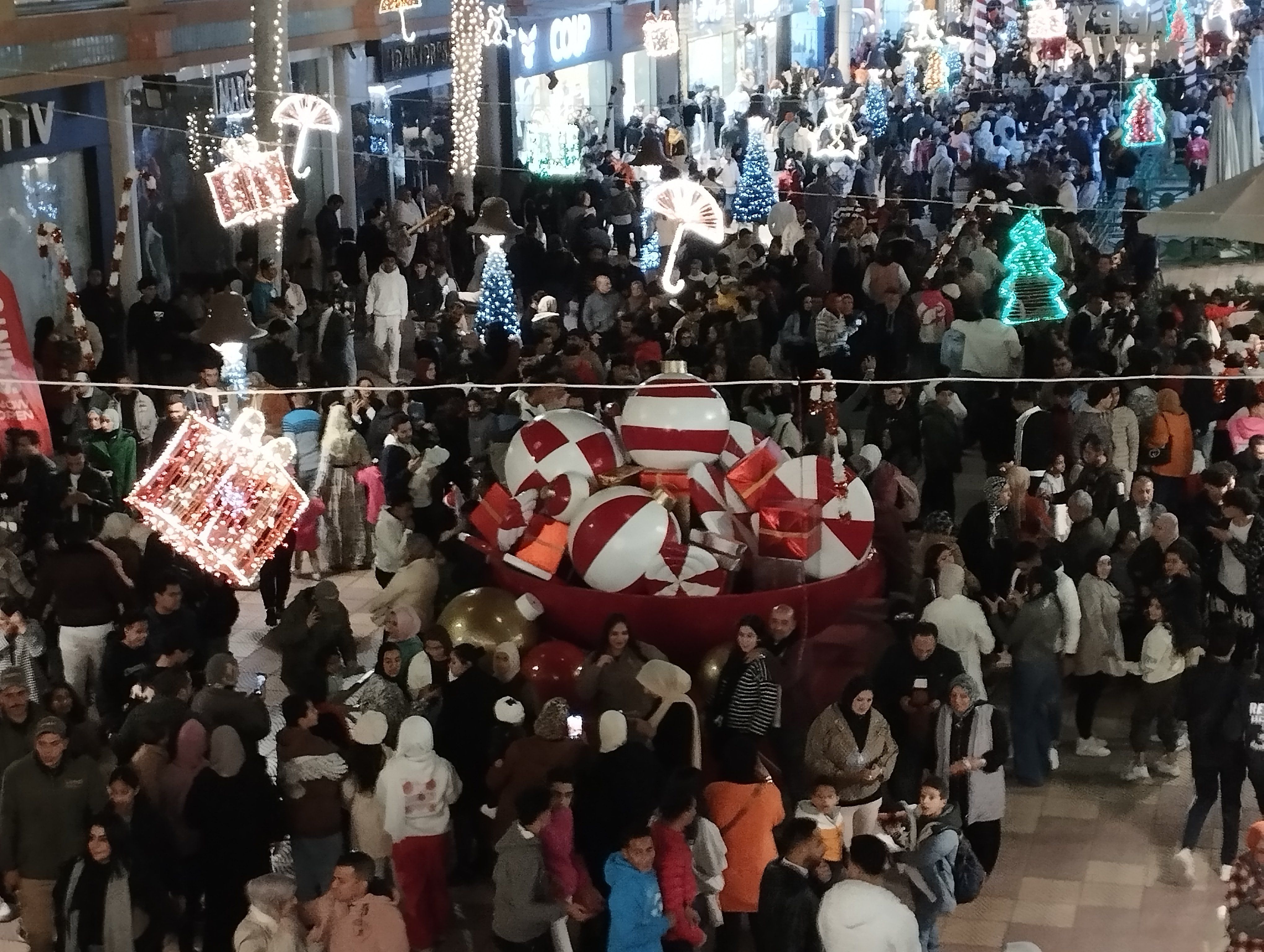 المواطنين يتوافدون للاحتفال بالعام الجديد في الإسكندرية المواطنين يتوافدون للاحتفال بالعام الجديد في الإسكندرية