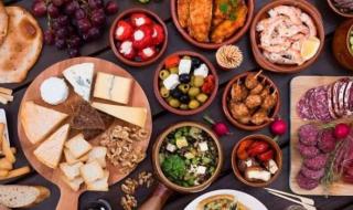 على الرغم من أن ارتفاع الصوديوم في الجسم يمكن أن يسبب مضاعفات صحية، إلا أنه يقدمه فوائد صحية أيضاً للجسم عندما يكون في المستويات الطبيعية! تعرف أكثر على أهم 11 فائدة لا تعلمها عن #الصوديوم: #صحتك_حياتك #كل_يوم_معلومة_طبية