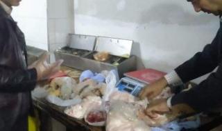 ضبط مواد غذائية منتهية الصلاحية ولحوم فاسدة في حملة على مطاعم سوهاج