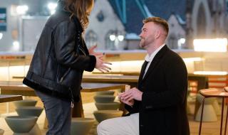 خطوبة ابنة مغني الراب إيمينيم (صور)الثلاثاء 07/فبراير/2023 - 06:12 ص
أعلنت "هيلي" ابنة مغني الراب الشهير"إيمينيم"، خطوبتها، عبر موقع تبادل الصور والفيديوهات “إنستجرام”، حيث نشرت صور، تظهر فيها مع حبيبها Evan McClintock، وهو يعرض عليها الزواج، لتوافق ويهديها خاتم الزواج، ويحتفلا معا بخطوبتهما رسميًّا. وهنأ عدد كبير من متابعي هيلي على موقع إنستجرام، ابنة المغني إيمينيم