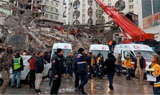 واتساب ينقذ شابا تركيا وأسرته من تحت الأنقاضالخميس 09/فبراير/2023 - 05:21 م
في حادثة غريبة، تسبب تطبيق «واتساب» في إنقاذ حياة شاب فُقد تحت الأنقاض إثر الزلزال المدمر الذي ضرب تركيا الاثنين الماضي.