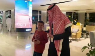 #فيديو | رئيس هيئة الترفيه المستشار تركي آل الشيخ يلبي دعوة طفل سوري يتيم يشجع نادي #النصر السعودي وتمنى زيارة #السعودية ليشاهد #كريستيانو_رونالدو.. بعدما وعده بتحقيق رغيته في تغريدة سابقة: «يا ولدي أبشر وأهلاً وسهلاً فيك أنت ووالدتك معك».. Turki_alalshikh