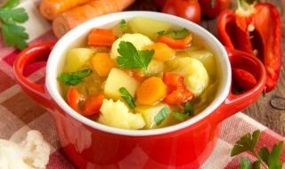 طريقة عمل شوربة الخضار، سهلة التحضير ومغذية للصغار والكبارالأحد 26/فبراير/2023 - 08:30 م
شوربة الخضار من الأطباق اللذيذة والمميزة التى ينصح بها الأطباء دائما لقيمتها الغذائية العالية، وذلك لاحتوائها على أنواع مختلفة من الخضروات.