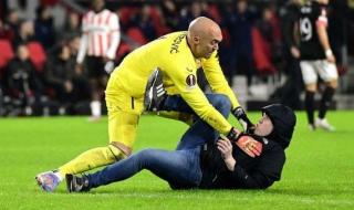 حرمان مشجع أيندهوفن من دخول الملاعب 40 عاماًأعلن نادي أيندهوفن الهولندي يوم الاثنين أنه قرر حظر مشجع اعتدى على ماركو ديميتروفيتش حارس إشبيلية خلال مباراة في الدوري الأوروبي لكرة القدم الشهر ...