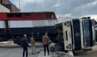 مصرع شاب في حادث تصادم قطار مع سيارة نقل بدمياط