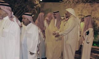 محافظ جدة يواسي أسرة ابن محفوظ في فقيدها