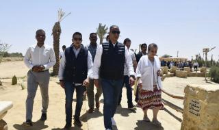 جولة للأميرة الأردنية للتعرف على الموقع المقترح للملاذ الآمن للطيور البرية بالفيومالخميس 04/مايو/2023 - 04:06 م
تفقدت الدكتورة ياسمين فؤاد وزير البيئة والدكتور أحمد الأنصارى محافظ الفيوم، والأميرة عالية بنت الحسين، الموقع المقترح لإقامة الملاذ الآمن للحياة البرية،