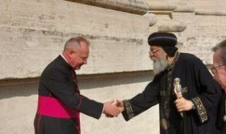 البابا تواضروس الثانى يبدأ رحلته للفاتيكان بزيارة مزار القديس بطرس