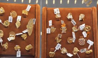 هل تخصم فصوص الذهب من قيمة القطعة الذهبية عند البيع؟الثلاثاء 09/مايو/2023 - 04:37 ص
تشعر المرأة المصرية بالحيرة عند شراء المشغولات الذهبية، سواء للشبكة أو للزينة الشخصية، في اختيار القطعة الذهبية، هل تختارها بفصوص، أم بدون فص، خاصة وأن الفصوص تضفي على تصميمات المشغولات الذهبية جمالًا