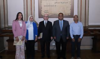 نائب رئيس جامعة عين شمس للتعليم والطلاب يستقبل سفير البرتغالالخميس 18/مايو/2023 - 11:02 ص
التقى صباح اليوم عبدالفتاح محمد فتحي سعود نائب رئيس جامعة عين شمس لشئون التعليم والطلاب، السيد روي تيرينو سفير البرتغال بالقاهرة، السيدة ايرما جونزاليس المستشار الثقافي