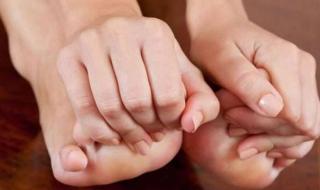 الشعور بألم في المفصل الموجود عند قاعدة إصبع القدم الكبير، يمكن أن يكون مؤشر على الإصابة ب #النقرس لدى النساء! تعرفي أكثر على أعراض النقرس عند النساء من هنا