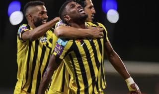 اتحاد جدة يتوج بلقب الدوري السعودي بعد ثلاثية الفيحاءالسبت 27/مايو/2023 - 11:10 م
الدوري السعودي ، فاز فريق اتحاد جدة أمام الفيحاء بثلاثة أهداف دون رد، في اللقاء الذي اقيم في إطار مباريات الجولة التاسعة والعشرين من دوري روشن السعودي. وجاء الهدف مبكرًا لاتحاد جدة عن طريق المدافع أحمد شراحيلي في الدقيقة 3 من الشوط الأول. واستحوذ فريق اتحاد جدة على الكرة في الشوط الأول، وأضاع العديد