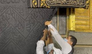 من الحرير وأسلاك الذهب.. الحجاج يترقبون استبدال كسوة الكعبة الجديدة