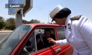 شاهد.. الشرطة توزع هدايا على المواطنين بالشوارع في العيد
