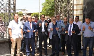 محافظ الدقهلية يقرأ الفاتحة على أبواب مقابر ميت غمر ويشهد أعمال التطوير (فيديو وصور)الأربعاء 12/يوليو/2023 - 03:47 م
محافظ الدقهلية يقرأ الفاتحة لاموات ميت غمر بالمقابر