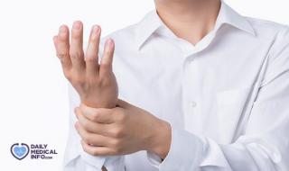 #تشنج أصابع اليد مشكلة مؤلمة للغاية، وعلى الرغم من ألم هذه المشكلة إلا أنها تعتبر حالة خطيرة في حد ذاتها، ولكن يمكن أن تكون مؤشر لحالات صحية أخرى! تعرف أكثر على أسباب تشنج أصابع اليد وكيفية العلاج من هنا