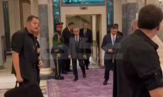 #فيديو| الرئيس التركي رجب طيب أردوغان أثناء مغادرته مقر إقامته، للقاء #ولي_العهد الأمير محمد بن سلمان في قصر السلام ب #جدة .. بلال أعظم #الرئيس_التركي_في_المملكة
