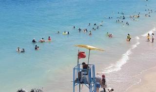 رفع الرايات الحمراء على جميع شواطئ الإسكندرية